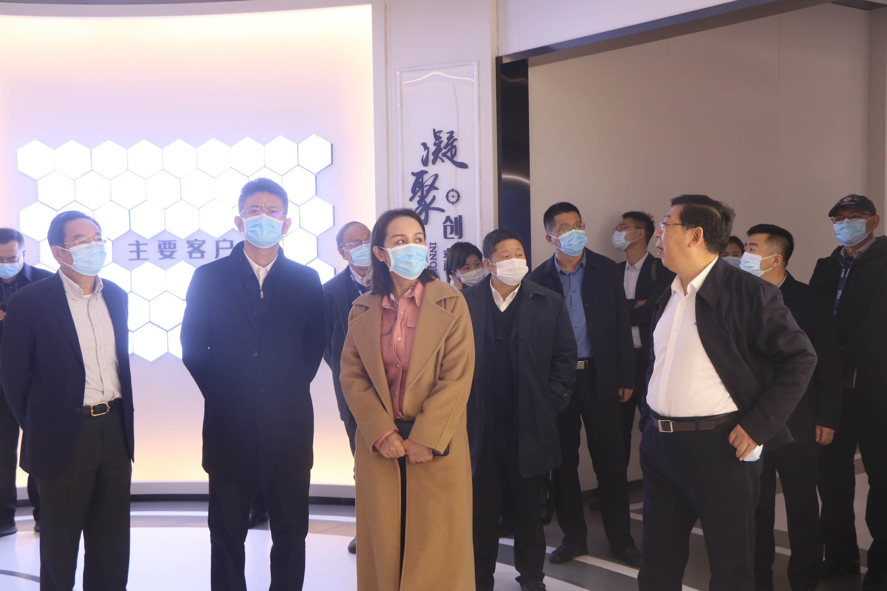  內(nèi)蒙古烏蘭察布市委副書(shū)記、市長(zhǎng)奇飛云調(diào)研南大光電(圖5)